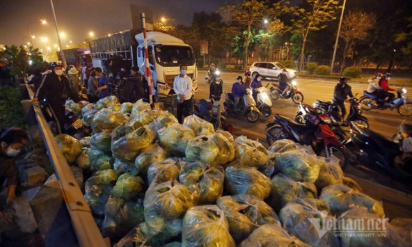 Người dân thủ đô giải cứu 250 tấn rau, 10 vạn trứng gà cho bà con Hải Dương chỉ trong 1 đêm