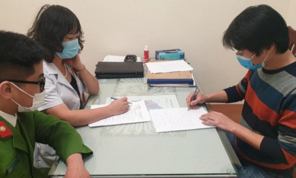 Hà Nội: Xử phạt 21 người ngồi uống cà phê không đeo khẩu trang 42 triệu đồng