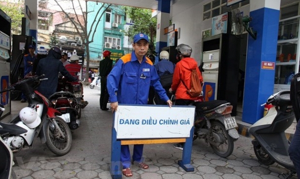 Đồng loạt tăng, giá xăng RON95-III chính thức vượt 18.000 đồng