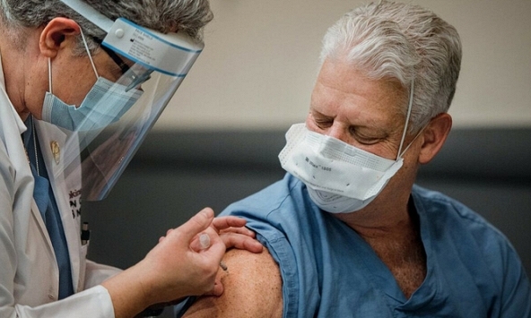 Phó Giám đốc Y tế Anh: 'Chúng tôi không đảm bảo tiêm vaccine giúp phòng tránh hoàn toàn lây nhiễm'