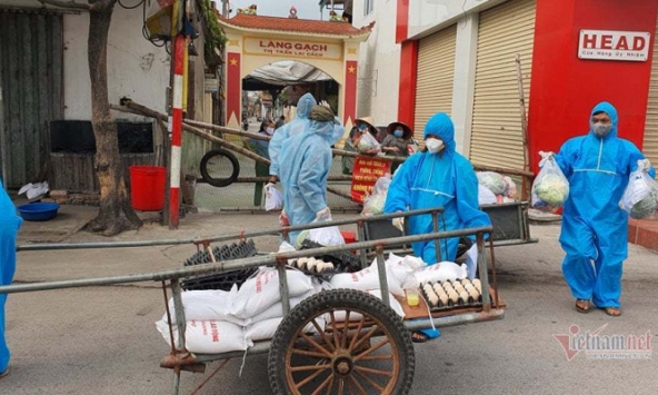 Hàng chục tấn lương thực được phát tận cửa phòng trọ của 4.500 công nhân đang cách ly