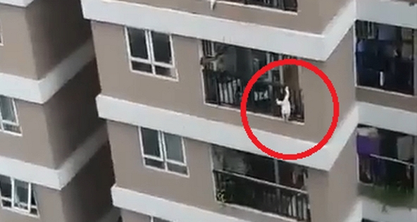 Bé gái 3 tuổi rơi từ tầng 12 chung cư, may mắn được cứu sống