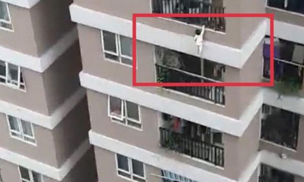 Từ việc bé gái rơi từ tầng 12 chung cư: Giải pháp nào đảm bảo an toàn khu vực ban công?