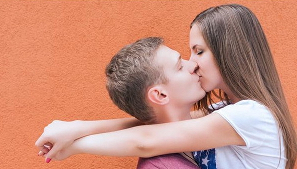 Những lợi ích sức khỏe nụ hôn mang lại mà bạn không ngờ tới