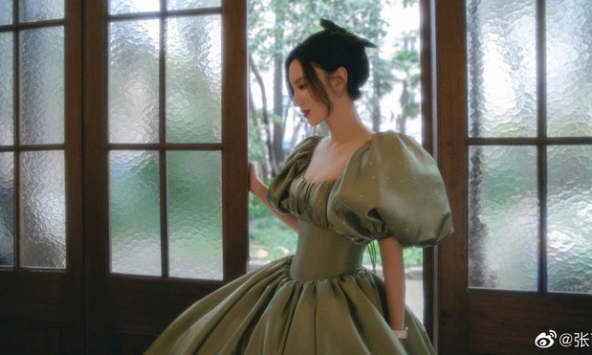 Hoa hậu Trung Quốc nhập viện vì mặc váy quá chật: Sự ám ảnh về vòng eo 'siêu gầy'