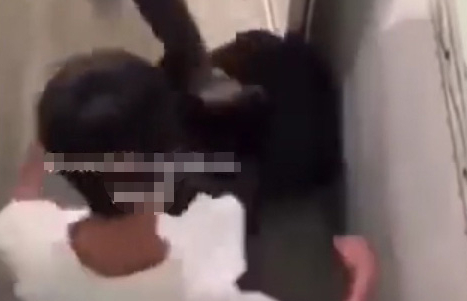 Một nhóm học sinh lớp 9 đánh một học sinh lớp 10 ngay trong trường dưới sự chứng kiến của bạn bè