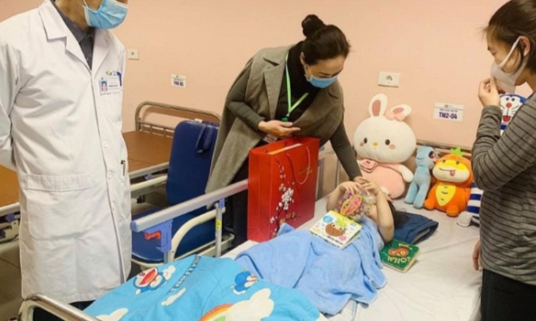 Bé gái rơi từ tầng 12 chung cư đã xuất viện 