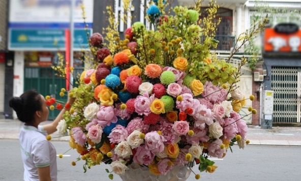 Đặt bình hoa 65 triệu đồng tặng vợ nhân ngày Quốc tế phụ nữ 8/3