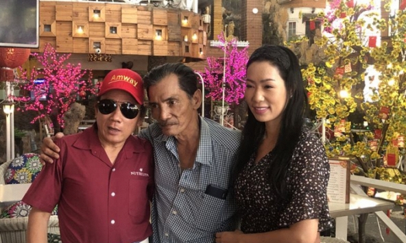 Nghệ sĩ Thương Tín được tặng xe hơi