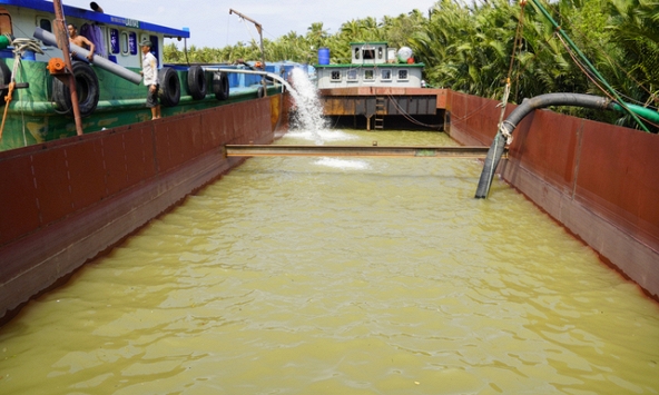 Người dân vùng hạn mặn khổ sở vì giá nước ngọt tăng gấp tăng 5 lần