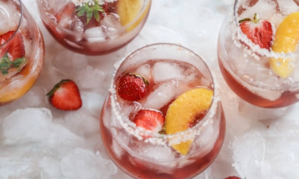 Cocktail Tequila Rose Spritz cho ngày 8/3 thêm ngọt ngào