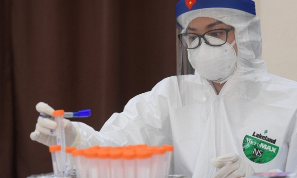 Hà Nội xét nghiệm Covid-19 cho hơn 4000 người từ 11/3