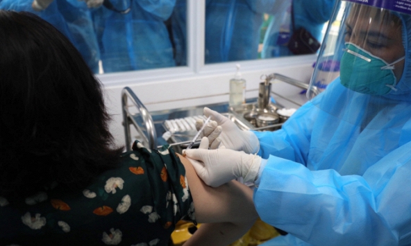 Hàng loạt nước dừng tiêm vắc-xin AstraZeneca, Viện Vệ sinh dịch tễ Trung ương nói gì?