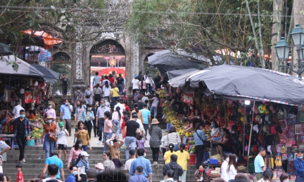 Chùa Hương đón gần 3 vạn du khách trẩy hội trong ngày đầu mở cửa