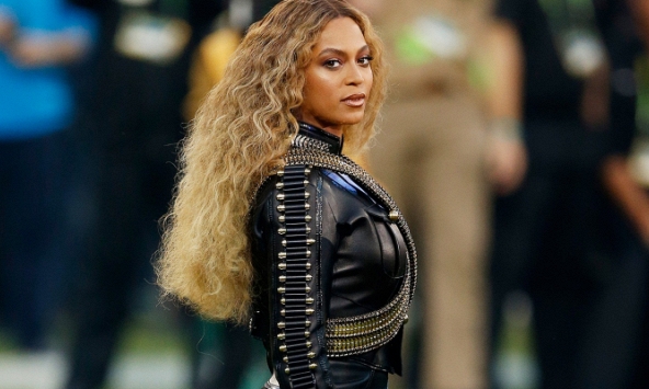 Grammy 2021: Beyonce bội thu giải thưởng, Taylor Swift thắng giải 'Album của năm'