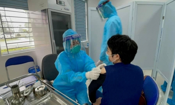 Việt Nam: Trên 20.000 người tiêm vaccine COVID-19 AstraZeneca