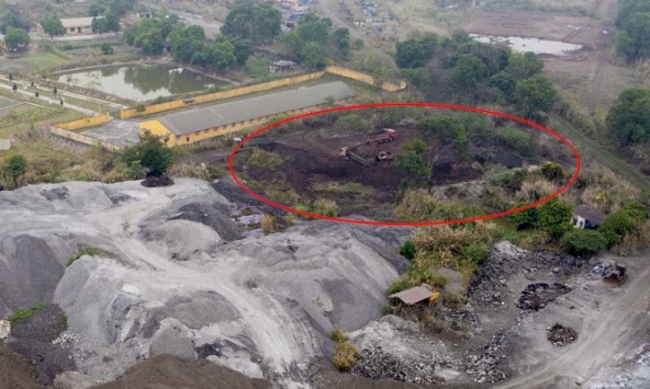 Hàng nghìn tấn chất thải công nghiệp hàng chục mét nằm giữa trung tâm Thái Nguyên