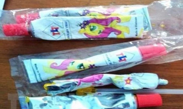 3 học sinh tiểu học nhập viện, nghi ngộ độc kẹo bong bóng