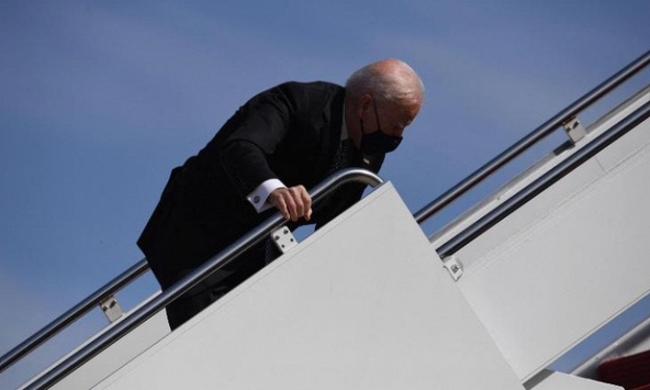 Ông Biden vấp ngã 3 lần khi đang bước cầu thang để lên chuyên cơ 