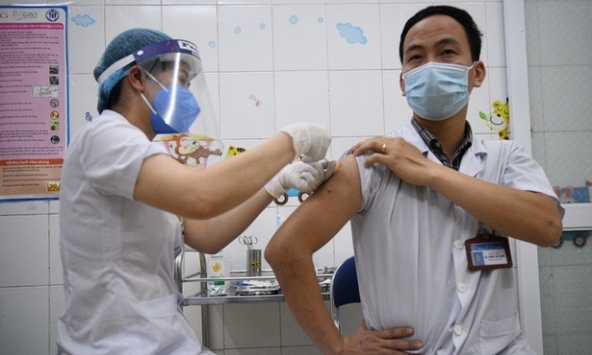 Việt Nam vẫn triển khai tiêm vaccine cho hơn 30.000 nhân viên chống dịch