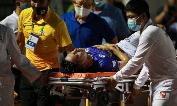 Báo chí thế giới gọi pha phạm lỗi của của Hoàng Thịnh với Hùng Dũng là 'cú đá khát máu'