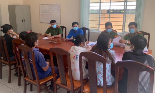 Bé gái 14 tuổi nghi đang mang thai bị đánh hội đồng, quay clip tung lên mạng vì ghen tuông