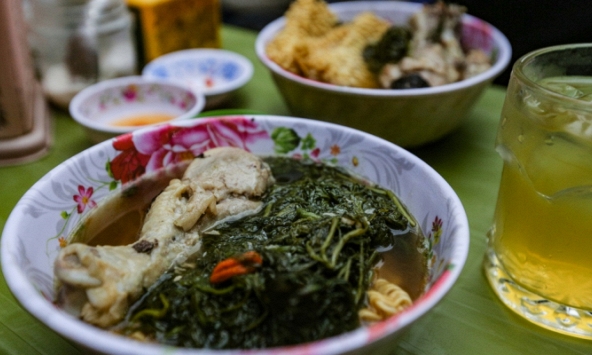 Hàng gà tần vỉa hè bán cả nghìn suất mỗi ngày