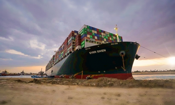 Tàu Ever Given đã nổi sau 1 tuần mắc kẹt tại kênh đào Suez