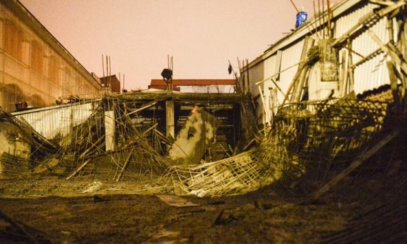 Hà Nội: Sập giàn giáo lúc nửa đêm, cảnh sát cứu người trong đống đổ nát