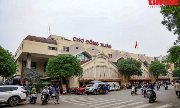 Tiểu thương chợ Đồng Xuân buồn hiu bên sạp hàng vắng khách