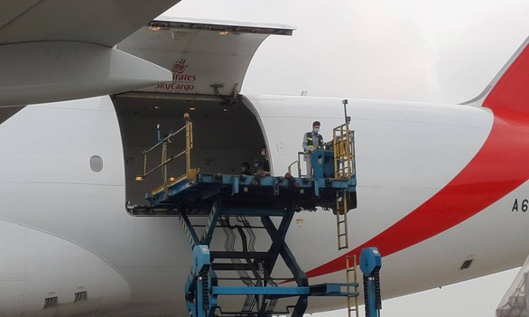 Việt Nam nhận 811.200 liều vắc xin COVID-19 