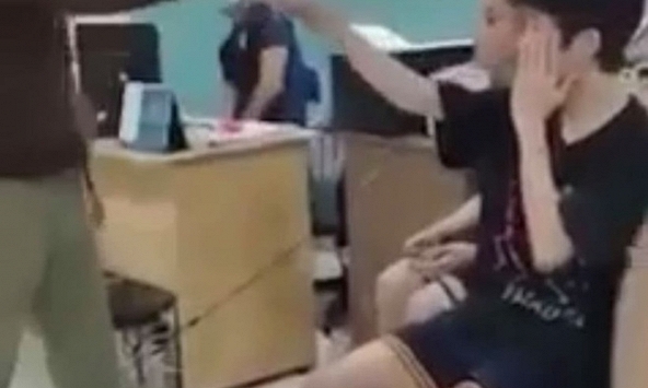 Đình chỉ công tác bảo vệ khu phố đánh đập dã man 2 thiếu niên 