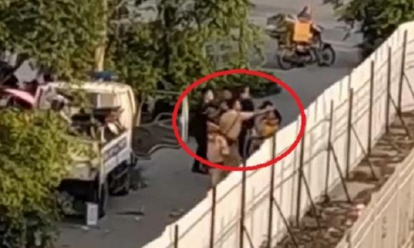 Xôn xao clip nhóm thanh niên bị cảnh sát giao thông túm tóc, đấm túi bụi 