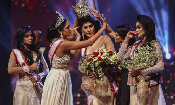 Hoa hậu Quý bà Thế giới bị tạm giữ vì giật vương miện 