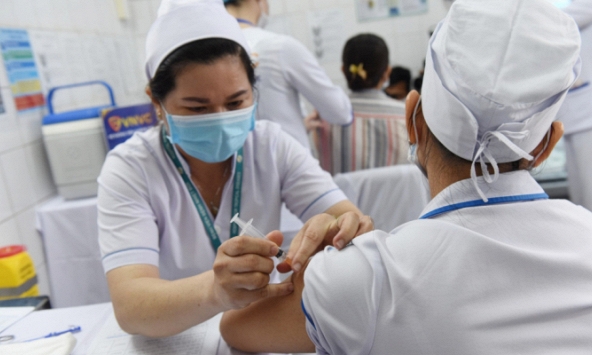 TPHCM lập danh sách 10 nhóm đối tượng ưu tiên tiêm vắc xin ngừa COVID-19