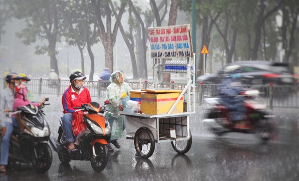 TPHCM có mưa lớn, sấm chớp trong đêm