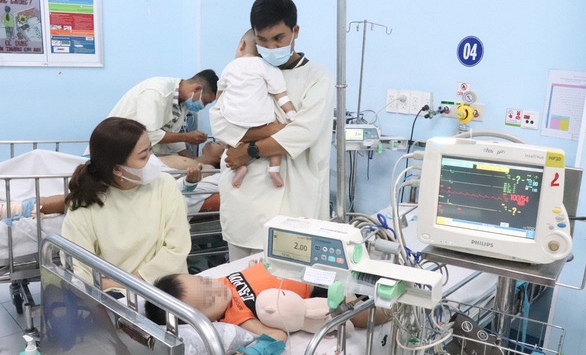 Bác sĩ cảnh báo nguy hiểm biến chứng huyết áp cao ở trẻ bị bệnh tay chân miệng