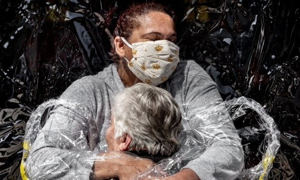 Bức ảnh 'Chiếc ôm đầu tiên' thắng giải Ảnh Báo chí Thế giới