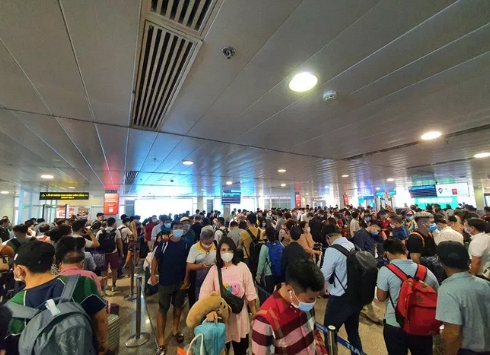 Sân bay Tân Sơn Nhất tiếp tục quá tải ngày cuối tuần vì khách tăng đột biến