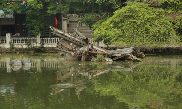 Xác máy bay B52 ở Hà Nội gần 50 năm nổi lên sau khi rút nước hồ