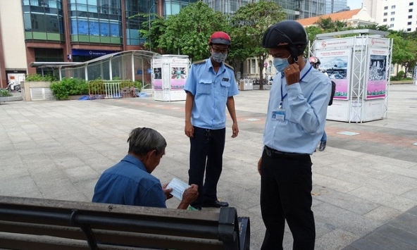 Phó thủ tướng yêu cầu TP HCM phạt nghiêm người không đeo khẩu trang nơi công cộng