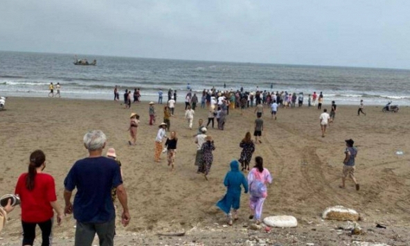 Thanh Hóa: Nỗ lực tìm kiếm 4 học sinh bị sóng cuốn trôi khi tắm biển