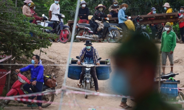 Cảnh trao đổi hàng hoá phòng dịch bệnh ở vùng biên