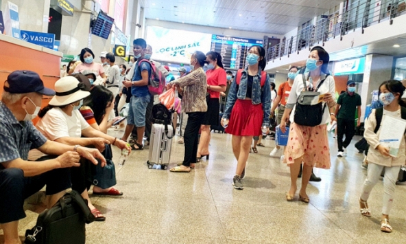 Sân bay Tân Sơn Nhất lại ùn tắc cục bộ lượng hành khách checkin sớm cho chuyến bay đầu ngày