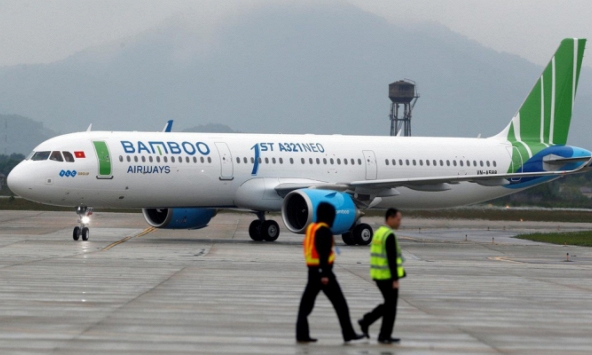 Hành khách Bamboo Airways kéo cửa thoát hiểm khiến máy bay bung phao