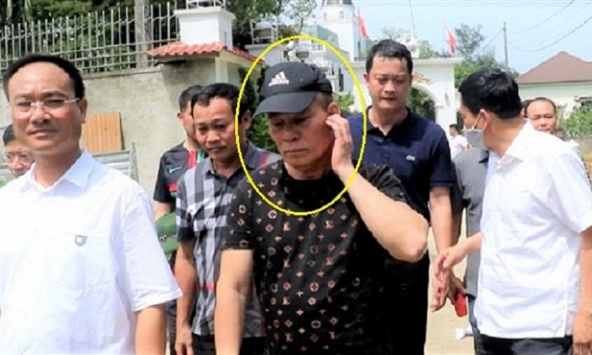 Vì sao Công an Nghệ An không còng tay kẻ bắn chết 2 người lúc đưa ra xe?