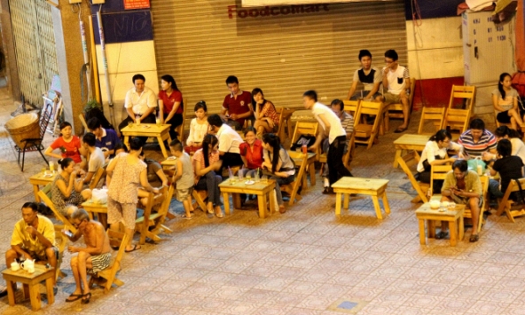 Hà Nội và TPHCM tạm dừng các hoạt động không thiết yếu để phòng dịch