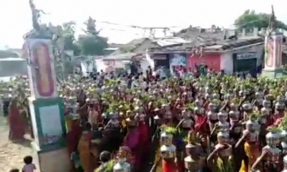 Ấn Độ: Hàng nghìn người tham dự lễ cầu nguyện 'diệt' Covid-19 bất chấp lệnh giới nghiêm