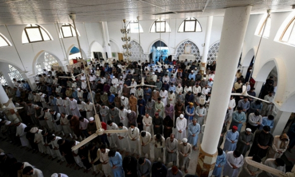 Các nhà thờ Hồi giáo ở Pakistan chật kín người bất chấp dịch Covid-19 bùng phát