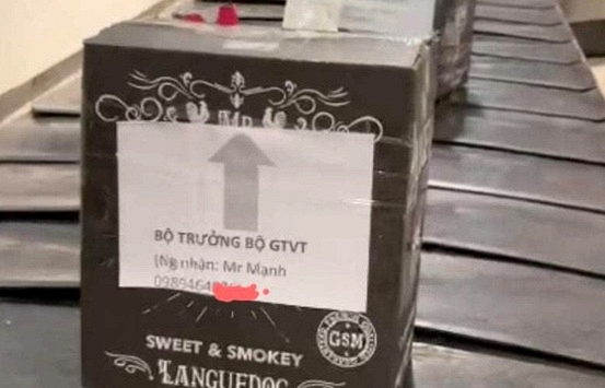 Hàng chục kiện hàng dán chữ 'Bộ trưởng Bộ GTVT' gửi bằng máy bay tới Tân Sơn Nhất